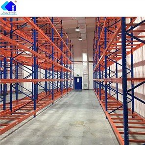 Scaffali di pallet del magazzino